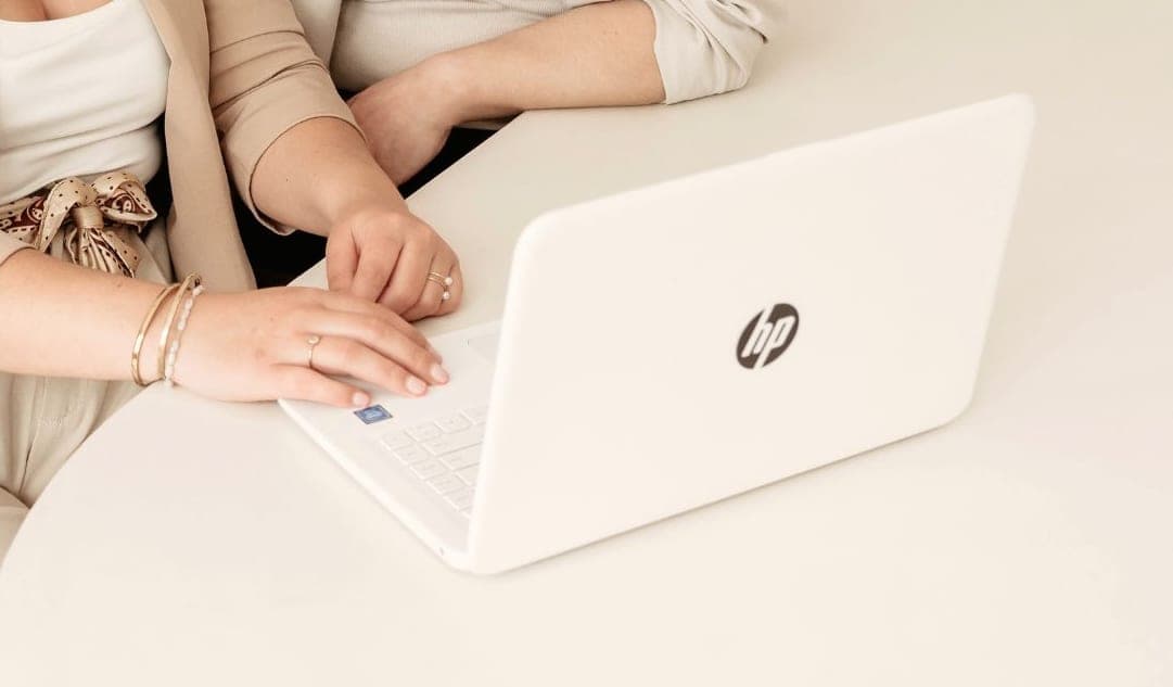 Handen op het toetsenbord van een laptop tijdens administratief werk